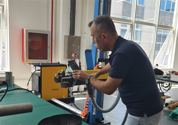 T&uuml;rkiye'den bir m&uuml;şteri, boru ile boru levhası kaynak &uuml;r&uuml;nlerini ziyaret ederek inceledi.