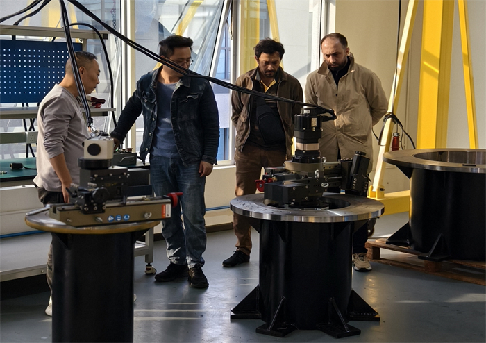 Azerbaycan'dan gelen m&uuml;şteriler, 3 metrelik Flanş Y&uuml;zey İşleme Makinesini incelemek &uuml;zere NODHA'yı ziyaret etti.